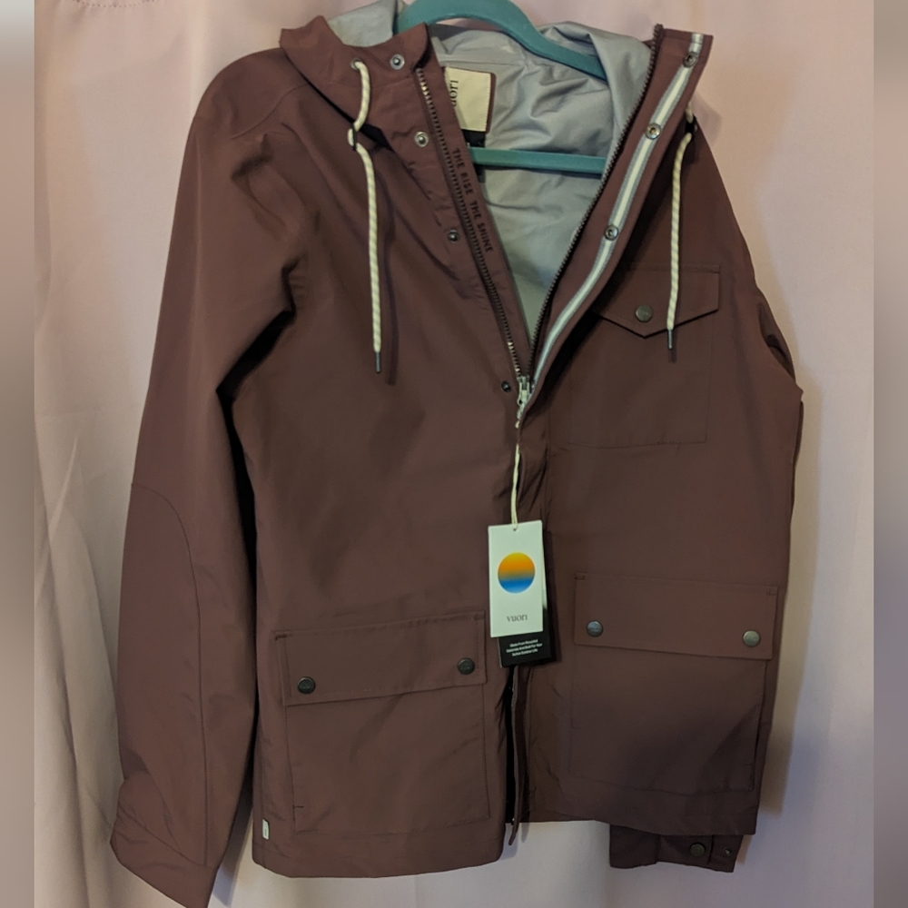NWT. Vuori. Men’s Palisades Rain Water-proof Hooded Jacket. Chestnut. Medium.